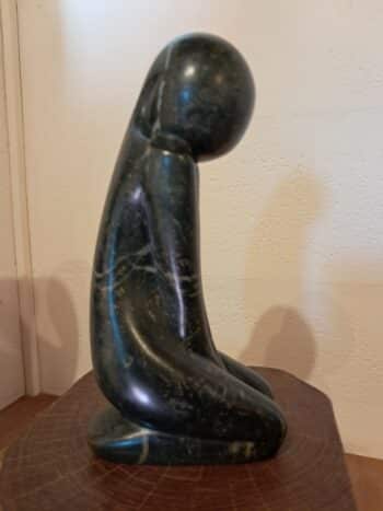 FEMME AGENOUILLEE